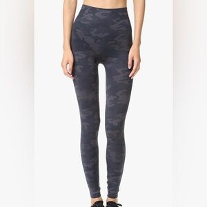Spanx Look at Me Now Black Camo Seamless Leggings Women’s Medium